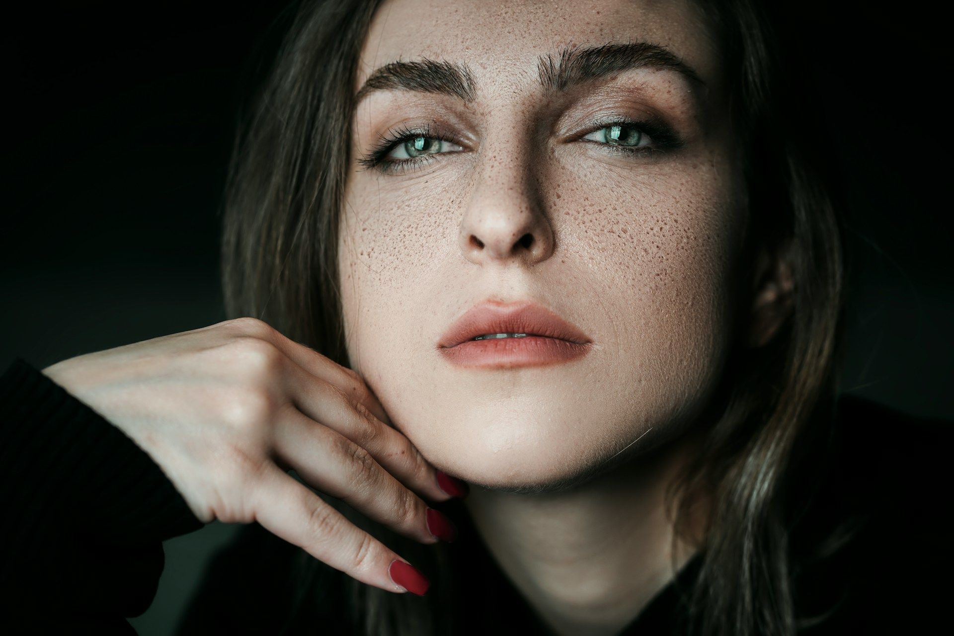 Kobieta z pięknie wymodelowanymi gestymi brwiami