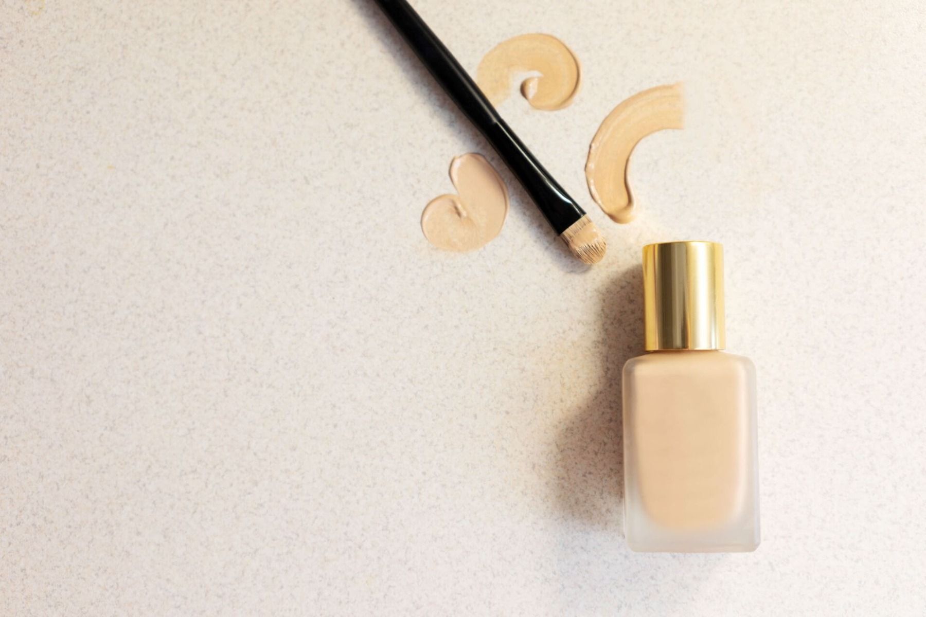 korektor w małej buteleczce