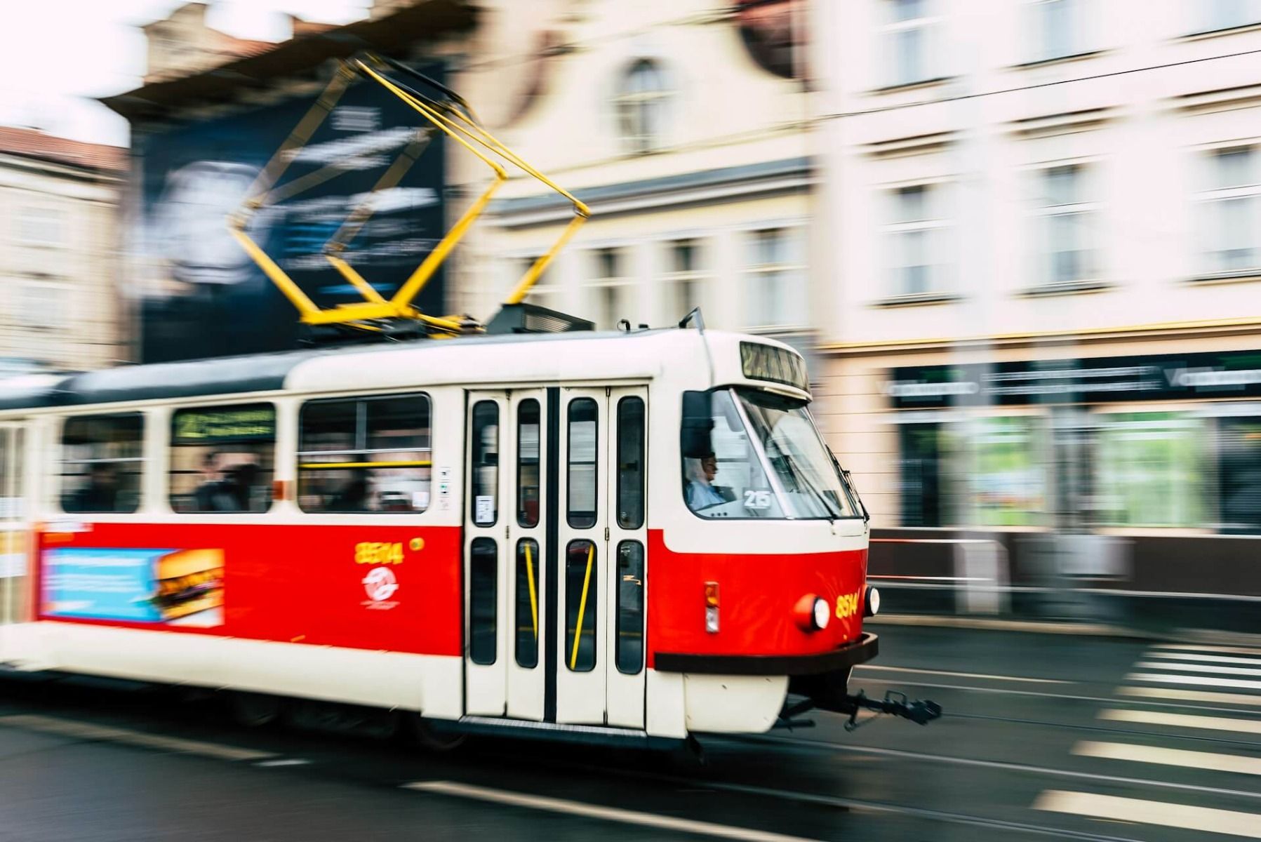 tramwaj w miejskim ruchu