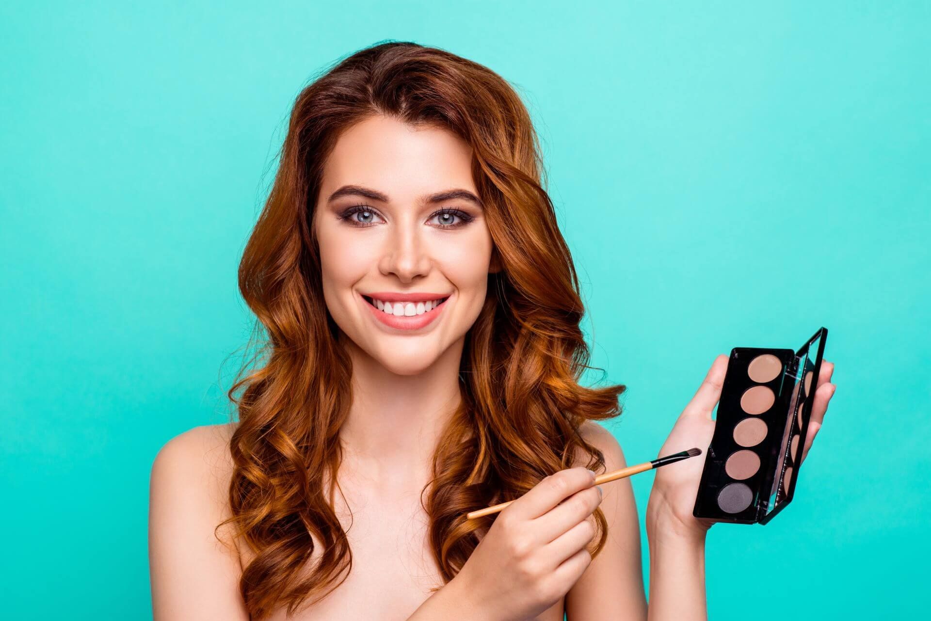 młoda kobieta z paletą cieni