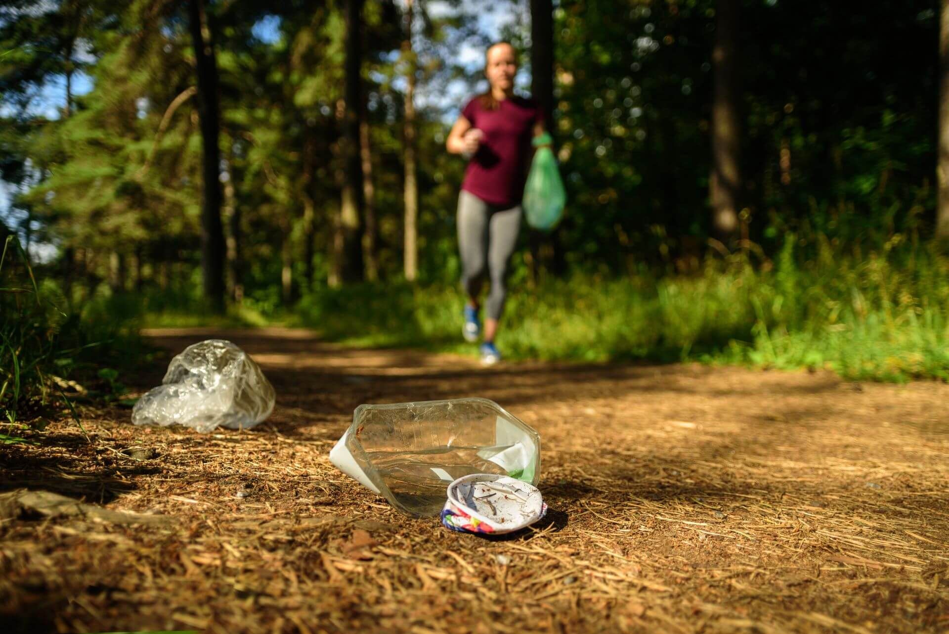 Kobieta uprawiająca plogging