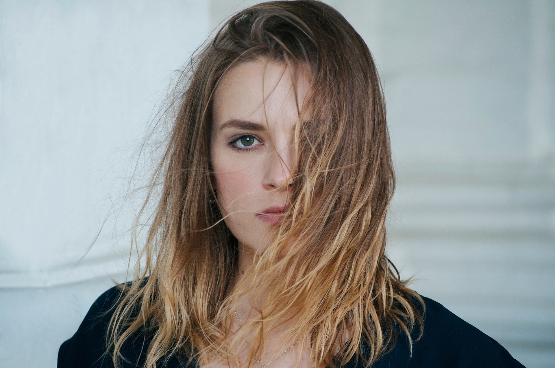 Młoda kobieta z niedbałą fryzurą