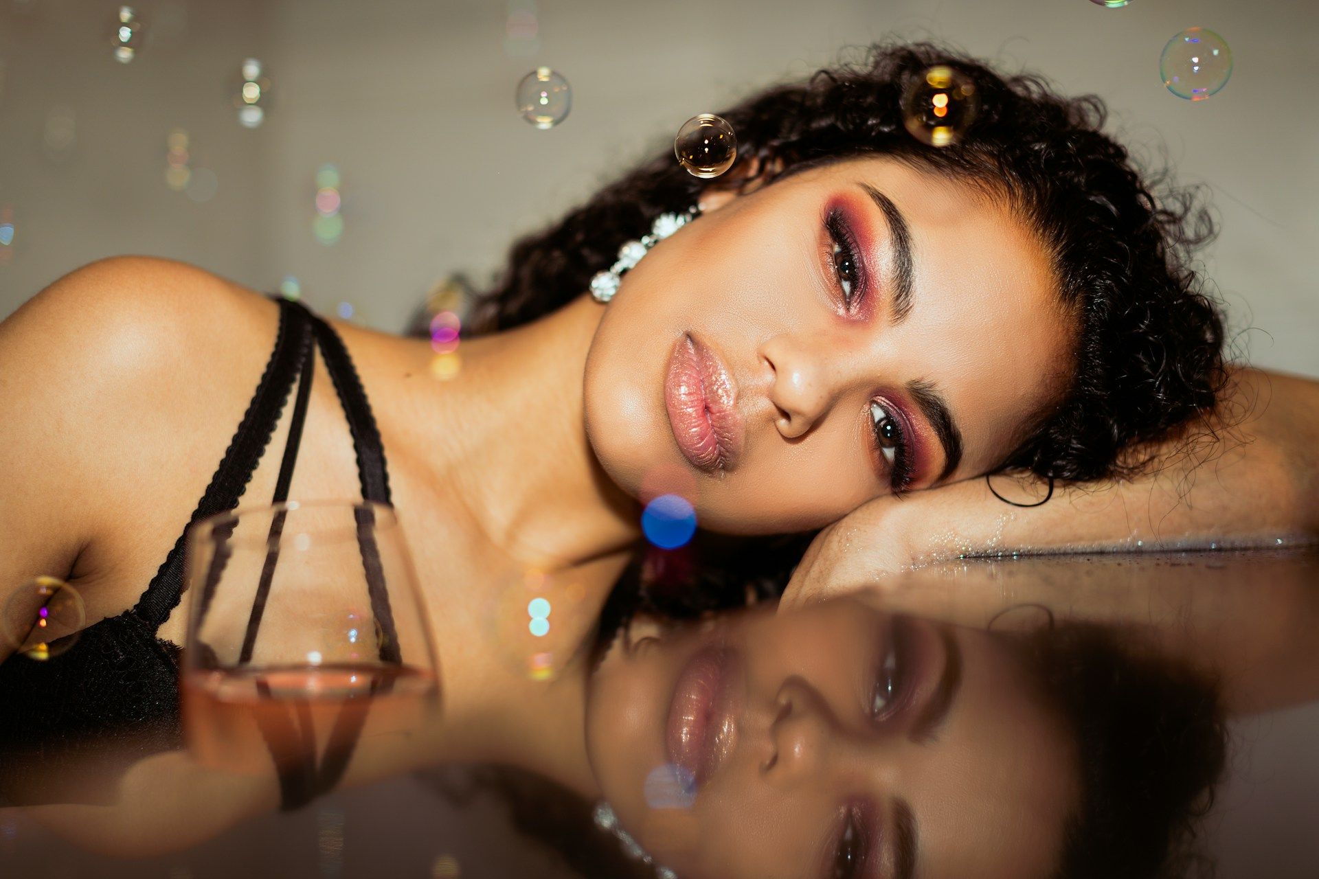 Twarz dziewczyny z brokatowym karnawałowym makijażem