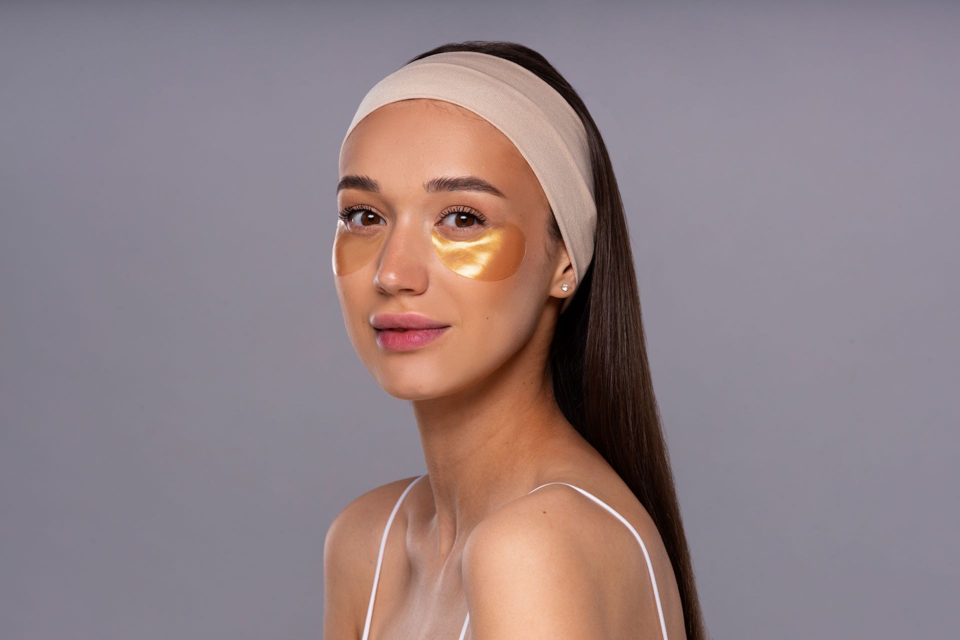 Kobieta z płatkami pod oczami